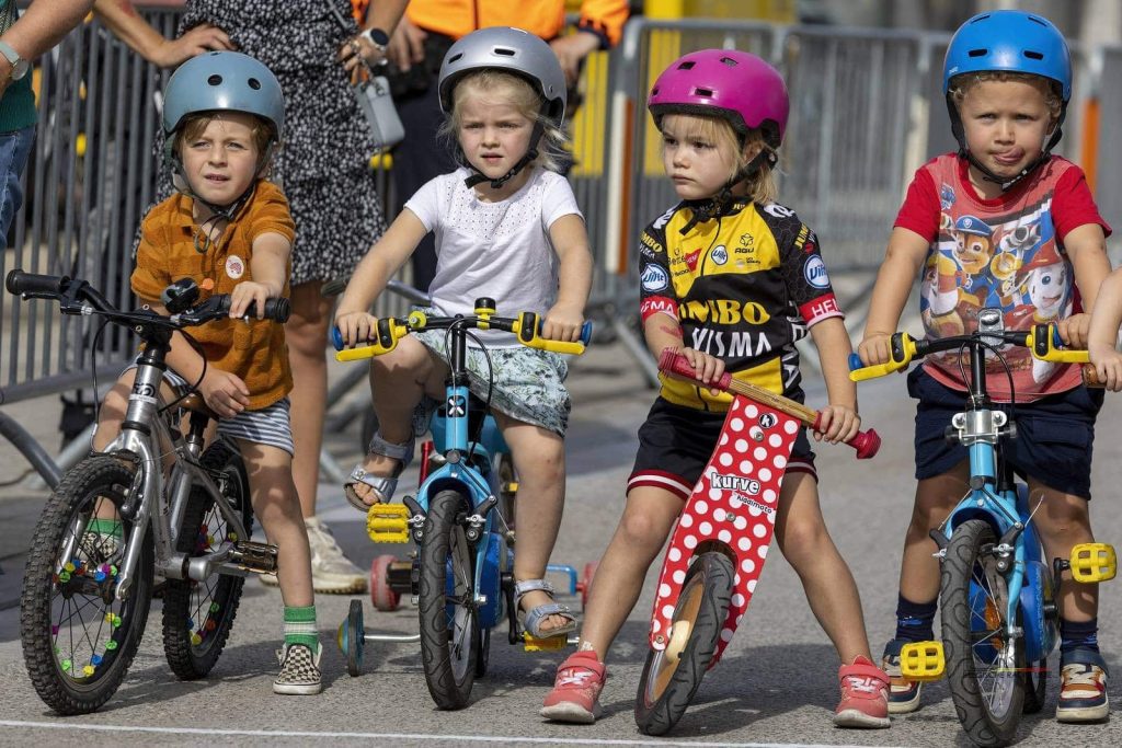 Jonge kinderen op kleine fietsen aan de start van de kinderkoers tijdens de Ezelsfeesten in Kuurne