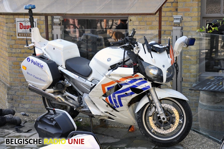 Politie motor crasht tijdens wielerwedstrijd Francobelge te Diksmuide