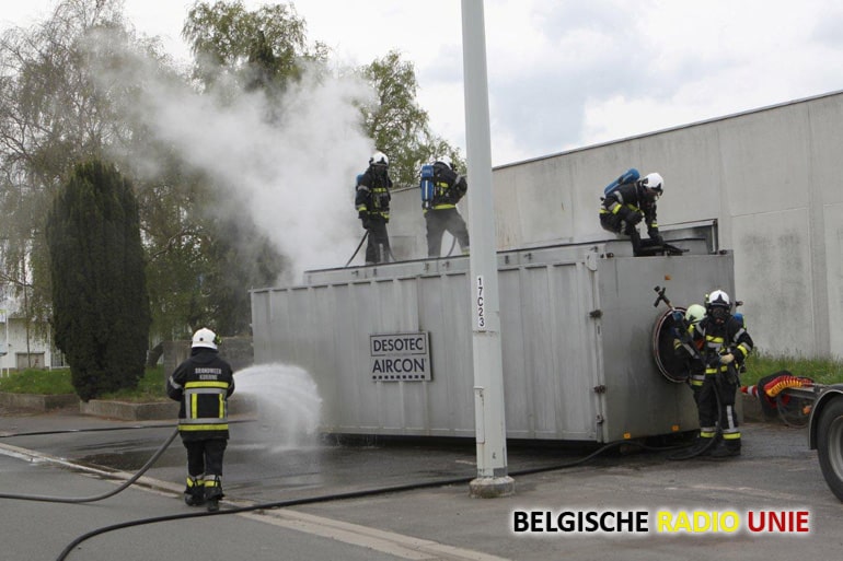 Brandweer heeft handen vol met blussen containerbrand in Kuurne