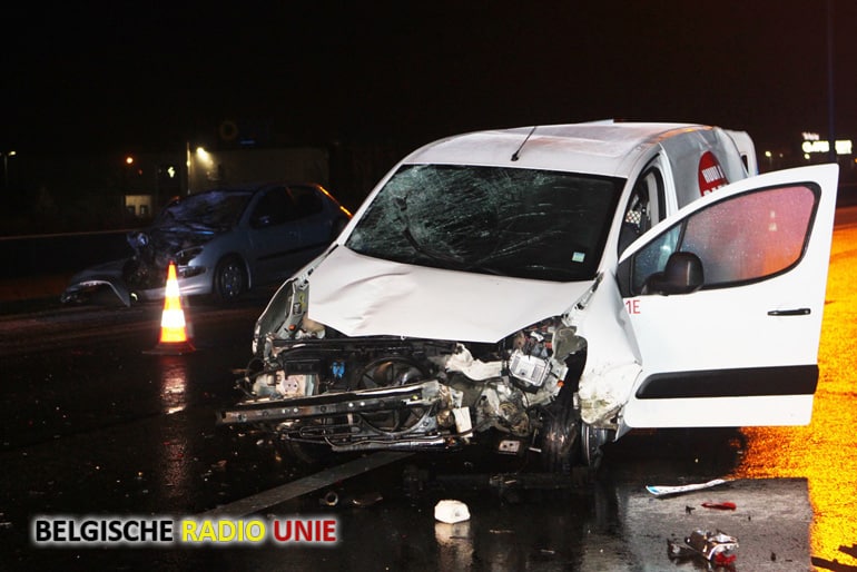6 gewonden bij botsing tussen twee voertuigen op E17 in Deerlijk