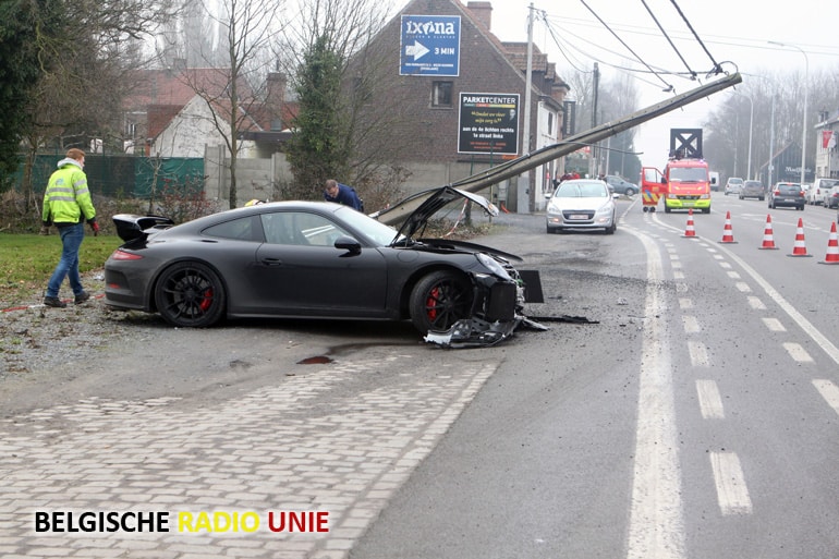 Porsche knalt tegen paal in Kuurne, buurt enige tijd zonder stroom