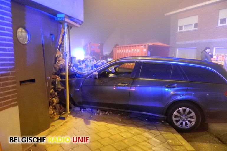 In Roeselare komt auto terecht in gevel van café Tummullus