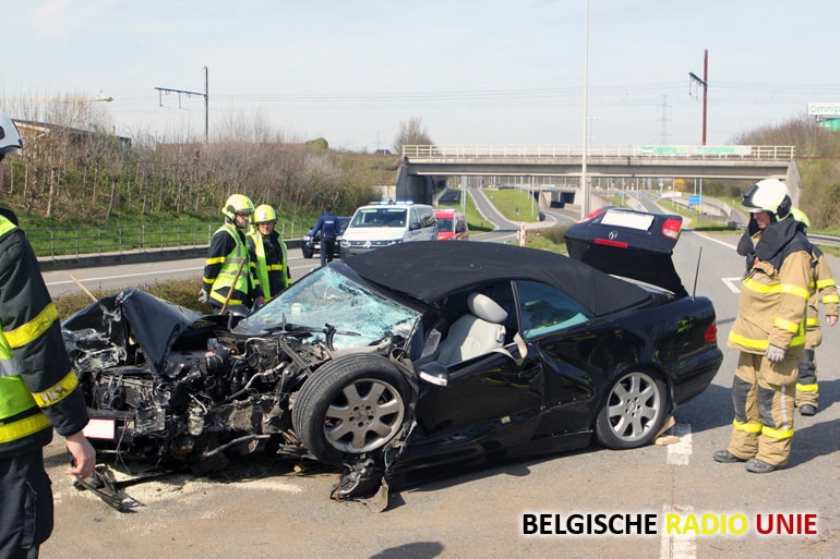 Bestuurder lichtgewond na hevige klap tegen verlichtingspaal in Harelbeke