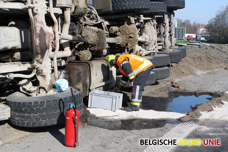 Ernstige verkeershinder na gekantelde vrachtwagen op het Ei in Kortrijk
