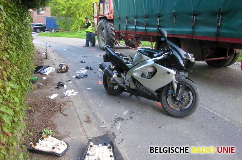 Motorrijder zwaargewond na aanrijding landbouwtractor in Hooglede