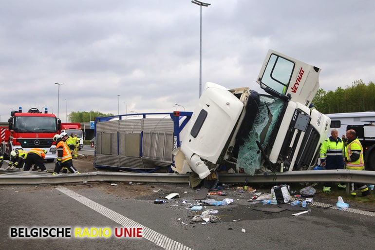 Vrachtwagen gekanteld op verkeerswisselaar in Aalbeke