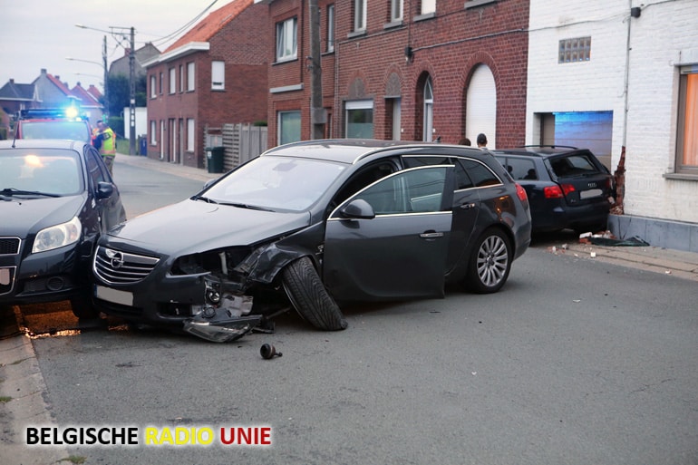 Gevel beschadigd in Zwevegem na klap tegen geparkeerd voertuig