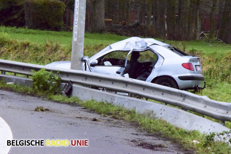 Wagen gaat op oudejaar van de weg en beland tegen verlichtingspaal