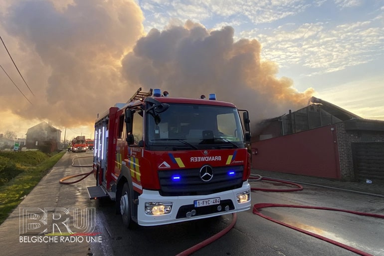 Uitslaande brand legt loods in de as in Poperinge