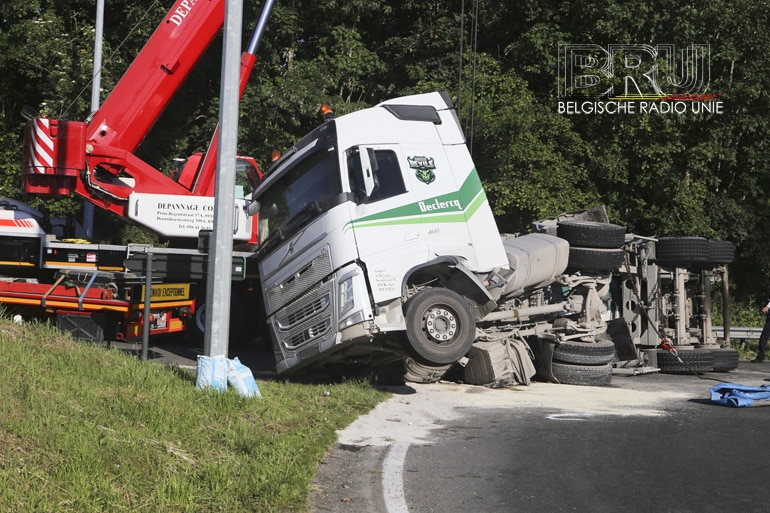 Betonmixer gekanteld, oprit E17 urenlang versperd in Rekkem