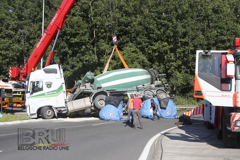 Betonmixer gekanteld, oprit E17 urenlang versperd in Rekkem