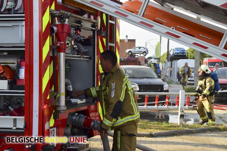 Alerte brandweermannen merken opstijgende rook van appartement tijdens tankbeurt