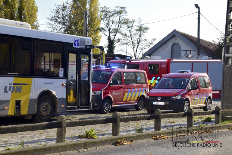 Lijnbus botst tegen betonnen steunpilaar in stelplaats te Diksmuide