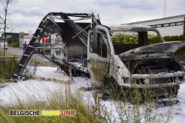 Lichte vrachtwagen uitgebrand in Moorslede