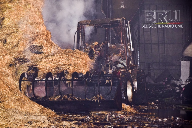 Loods met stro en landbouwvoertuigen uitgebrand in Lo-Reninge
