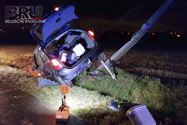 Wagen knalt tegen elektriciteitspaal te Zandvoorde