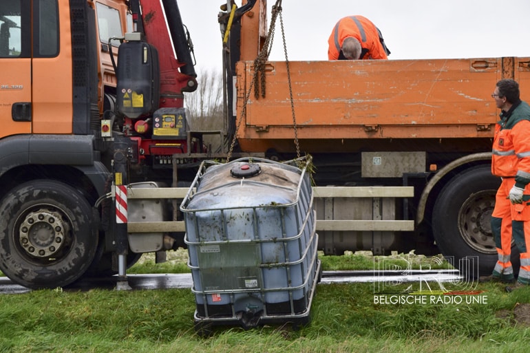 2 containers van elk 1000 liter met vloeistof gedumpt in Zonnebeke