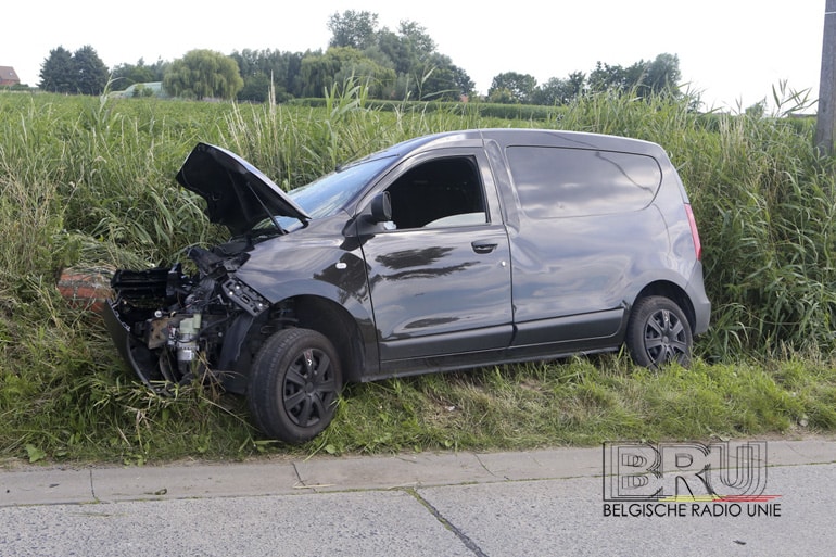 Bestelwagen gaat van weg af in Deerlijk en knalt tegen duiker, bestuurder gekneld