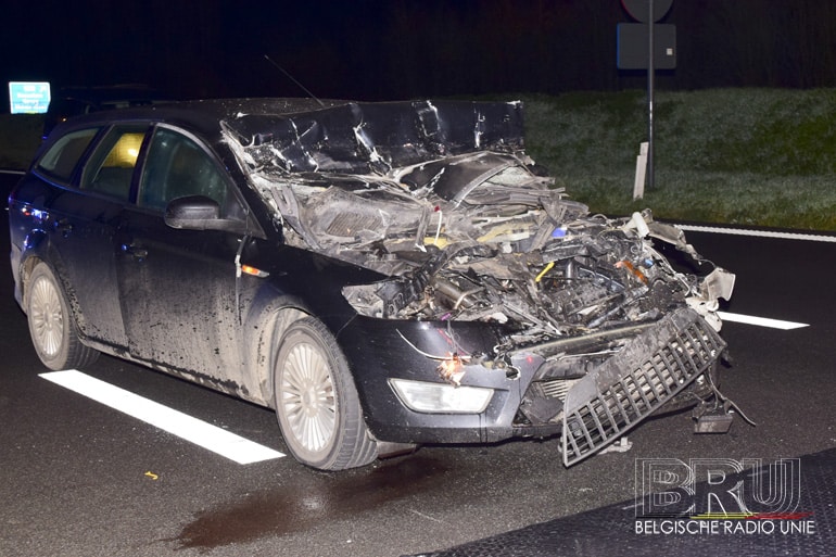 Bestuurder heeft goede engelbewaarder nadat hij onder vrachtwagen terechtkomt