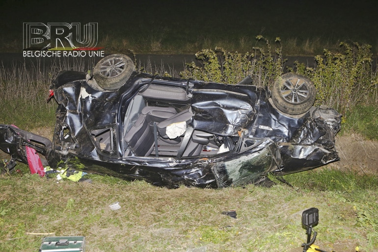 Wagen gaat van snelweg af op de A19, bestuurder gekneld