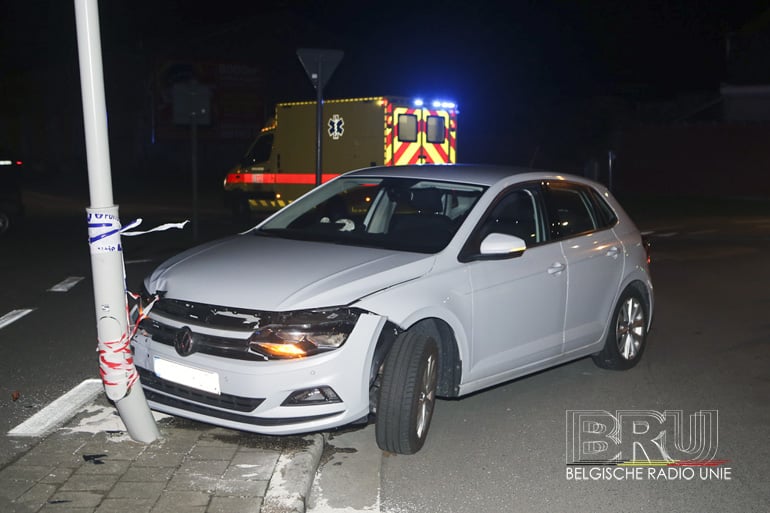 Wagen knalt tegen verlichtingspaal in Kortrijk, bestuurster ongedeerd
