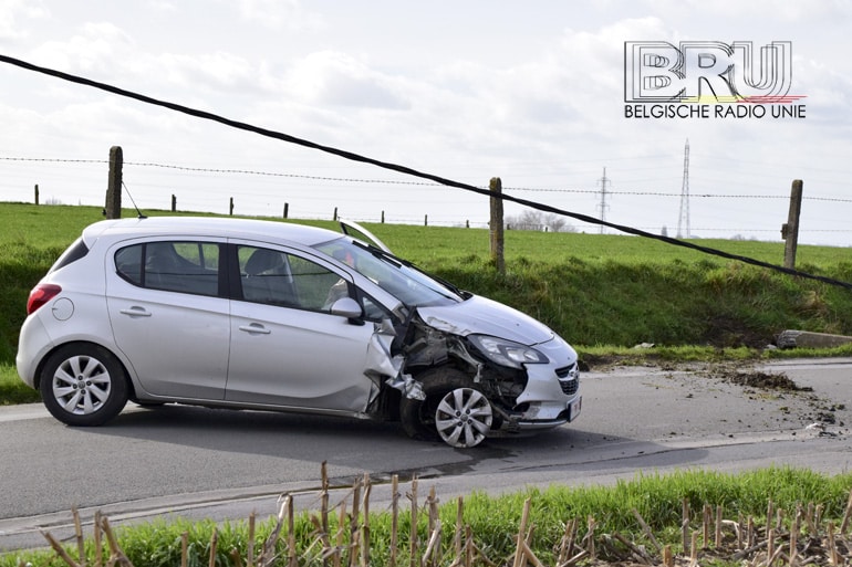 Bestuurder komt er met de schrik vanaf nadat hij met wagen tegen elektriciteitspaal botst