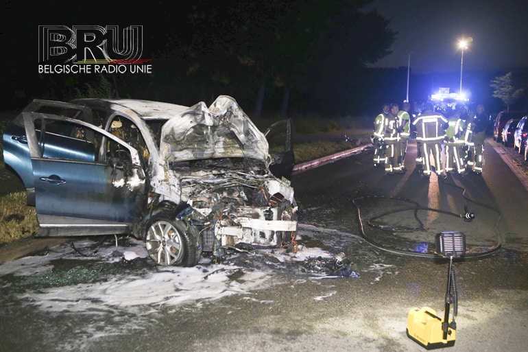 Wagen vat vuur in Marke na uitwijkmanoeuvre en knal tegen verlichtingspaal