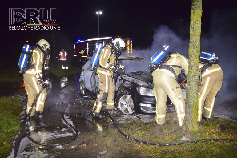 Franse bestuurder laat brandende wagen achter in Wervik