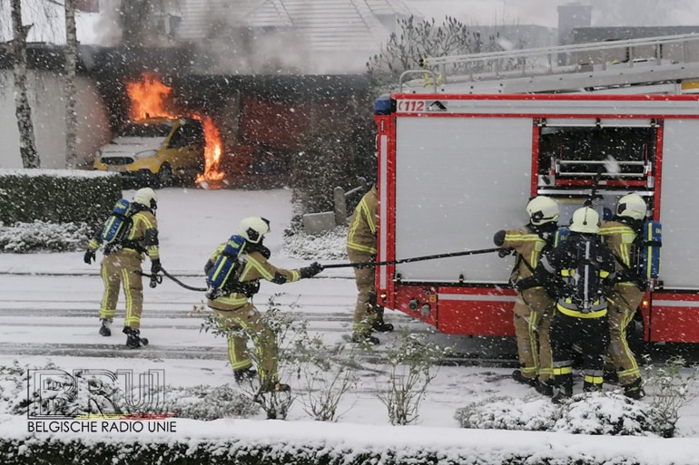 Wagen volledig uitgebrand onder carport in Bavikhove, oorzaak onduidelijk