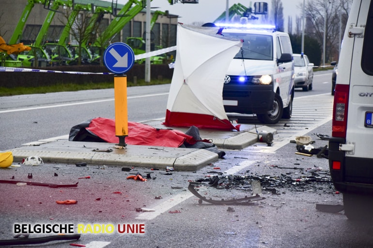 Frontale aanrijding in Lendelede eist 2 doden en 3 gewonden