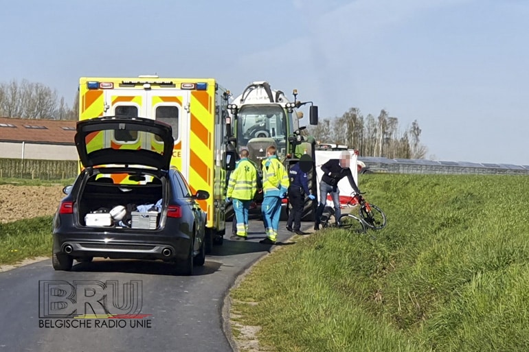 49-jarige wielertoerist uit Waregem komt onder tractor terecht tijdens fietstocht met vriend en sterft ter plaatse