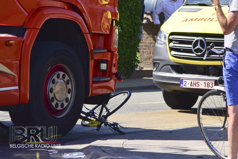 Bejaarde fietser levensgevaarlijk gewond na aanrijding met vrachtwagen