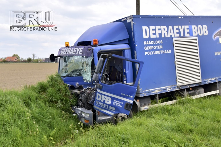 Lichte vrachtwagen botst achteraan op tractor met oplegger