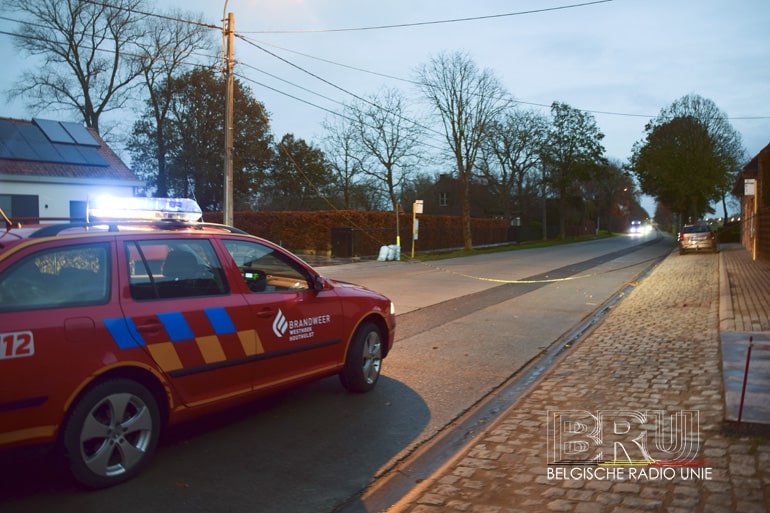 Kabel hangt gevaarlijk laag over de rijbaan