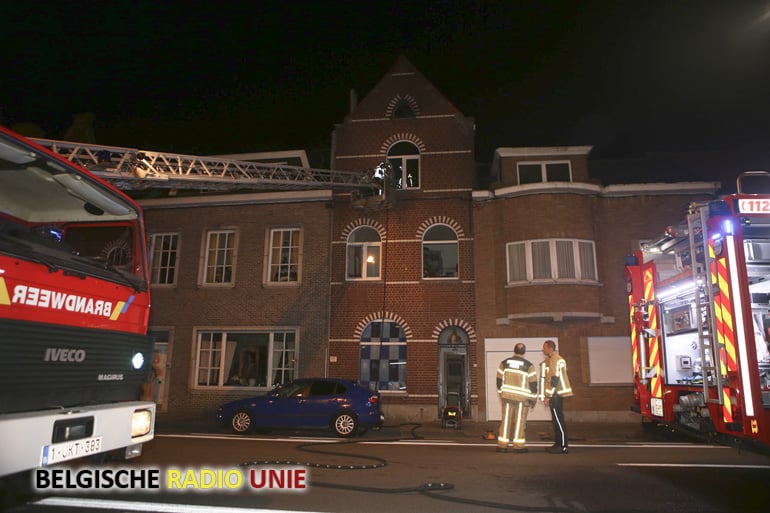 Brandweer op terugweg van interventie merkt brand op in rijwoning