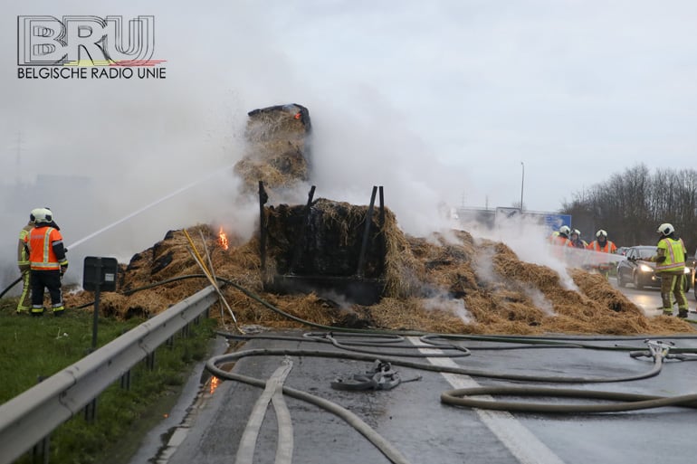 Aanhangwagen geladen met stro in lichterlaaie