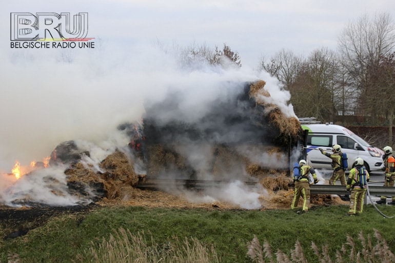 Aanhangwagen geladen met stro in lichterlaaie