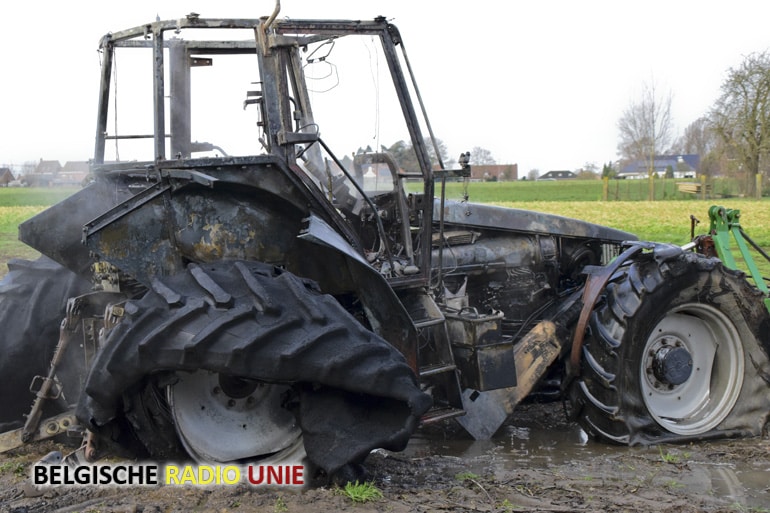 Alerte landbouwer voorkomt erger door brandende tractor uit loods te slepen