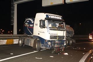 Vrachtwagen gaat in schaar op verkeerswisselaar