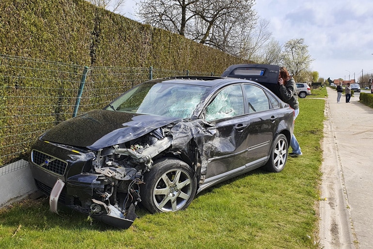 Personenwagen botst tegen mestkar in Houthulst