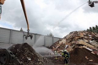 Berg houtafval vat vuur op bedreifsterreinen van recyclagebedrijf Casier in Deerlijk