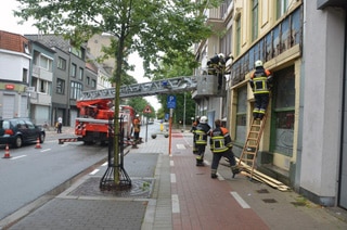 Deel gevelbekleding café Russe  komt op voetpad terecht in Kortrijk