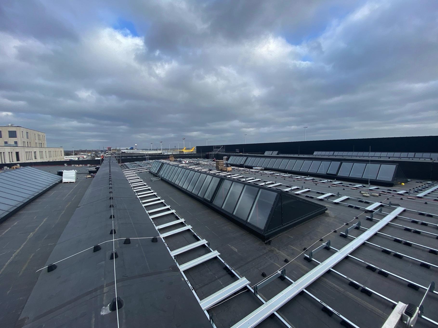 Brussels Airport verdubbelt eigen zonne-energie met nieuwe zonnepanelen in cargozone