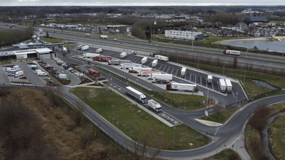 Europese primeur: geavanceerde vrachtwagenscanners op beveiligde TotalEnergies snelwegparking in Jabbeke