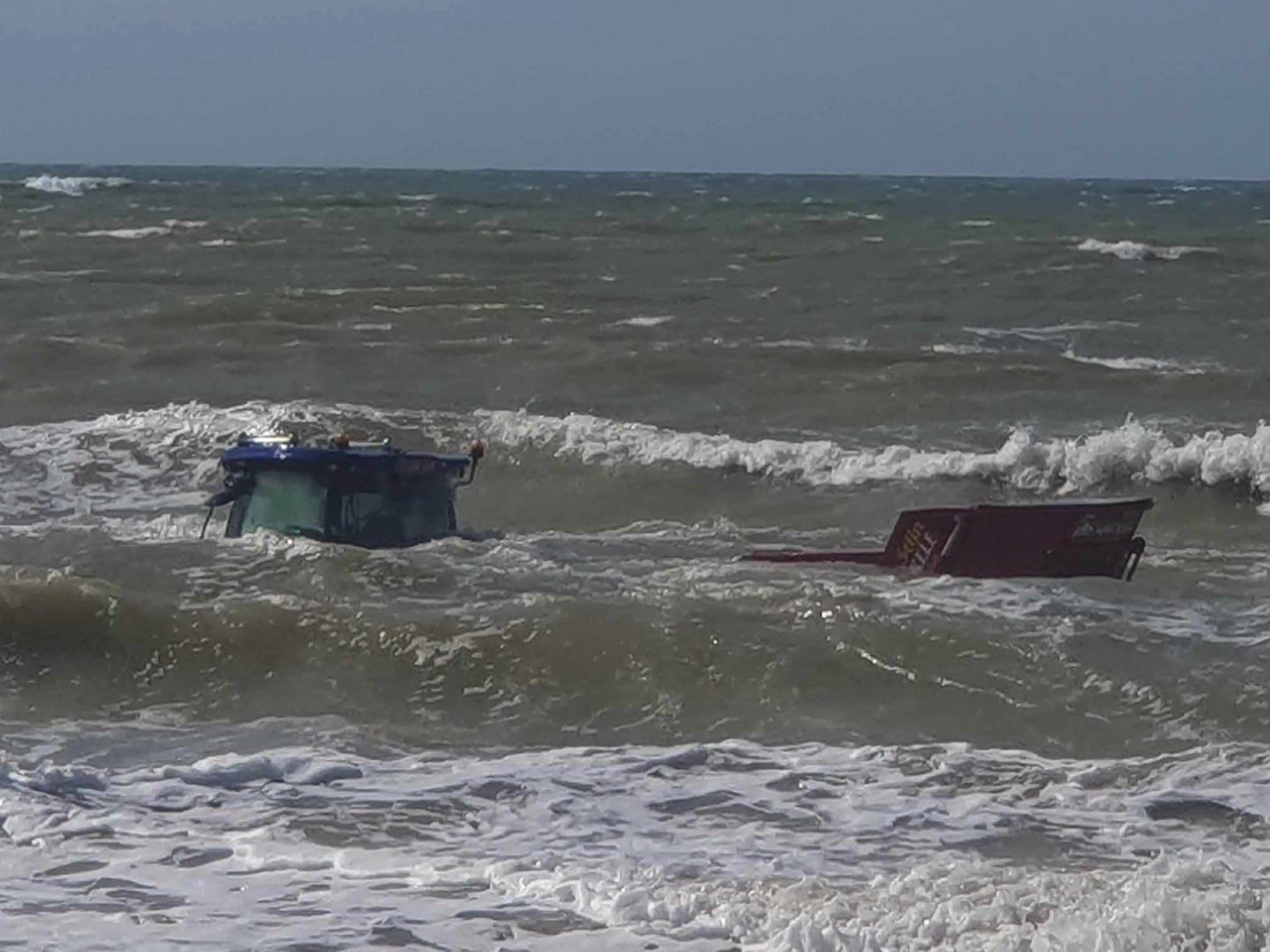 Hoogtij verrast beach-cleaner bij opruimwerken steenpuin