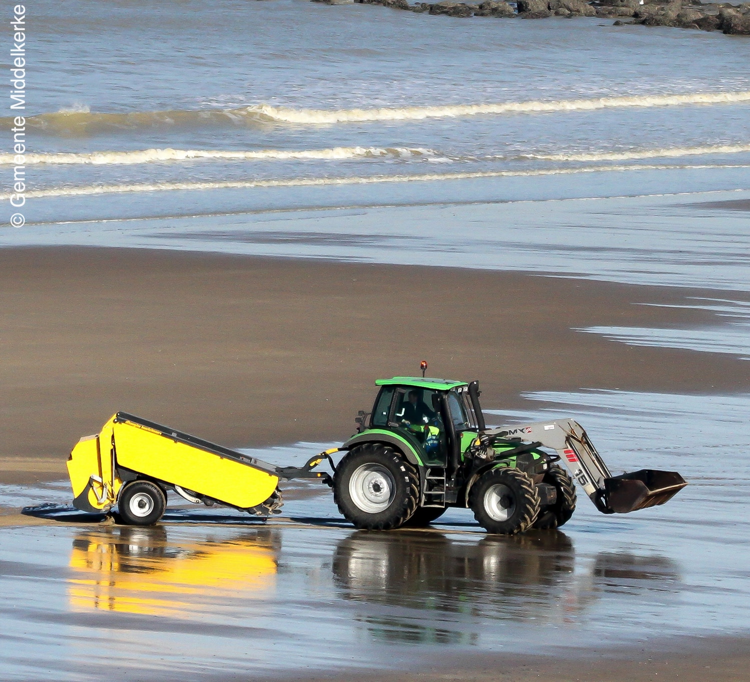 Middelkerke zal beach-cleaner inzetten om het steenpuin van de voormalige werfzone te verwijderen