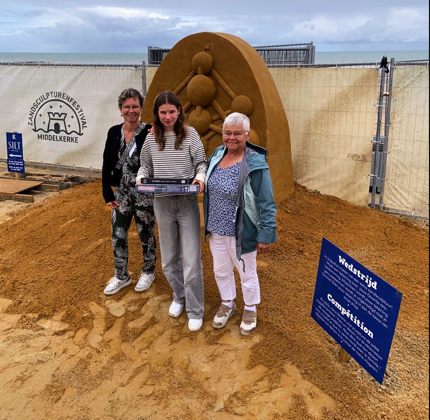 Yente (14) wint de ontwerpwedstrijd op Zandsculpturenfestival Middelkerke