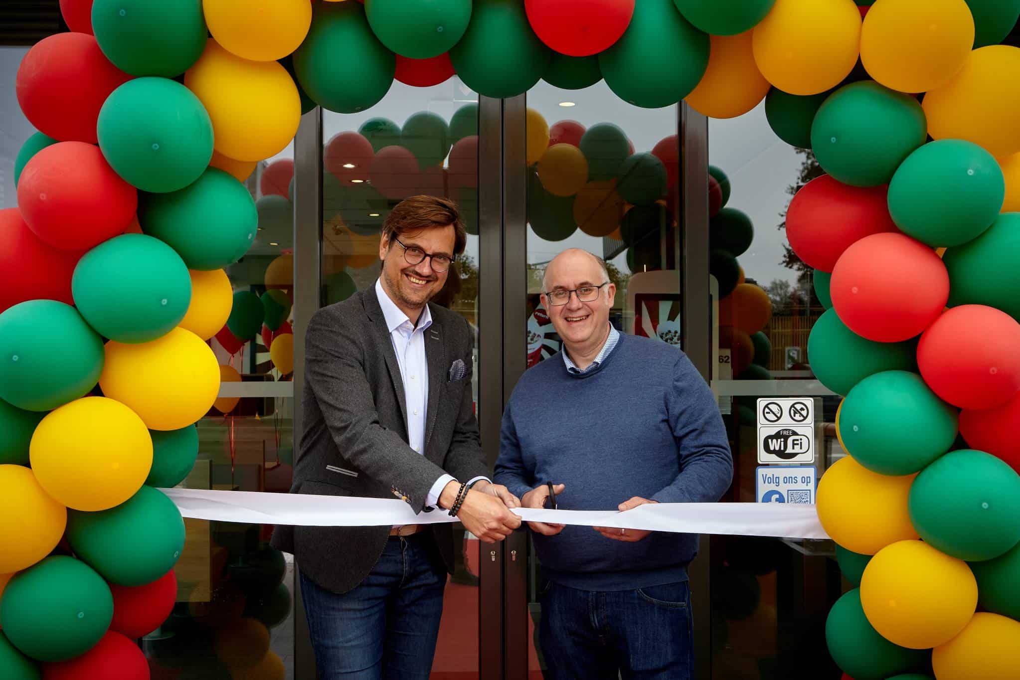 Burgemeester Bart Seldeslachts maakt eerste Big Mac in nieuw McDonald’s restaurant in Kontich