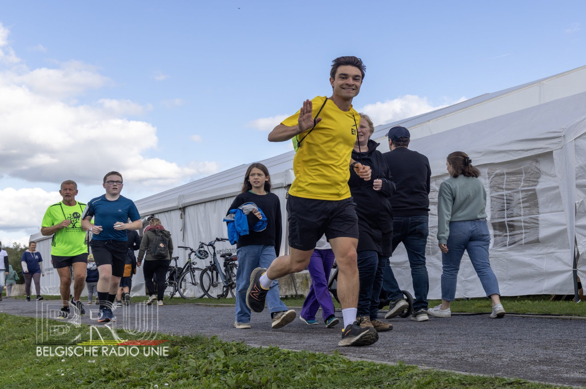 Levensloop Harelbeke 2024 laat deelnemers 24 uur wandelen of lopen aan het Gavermeer