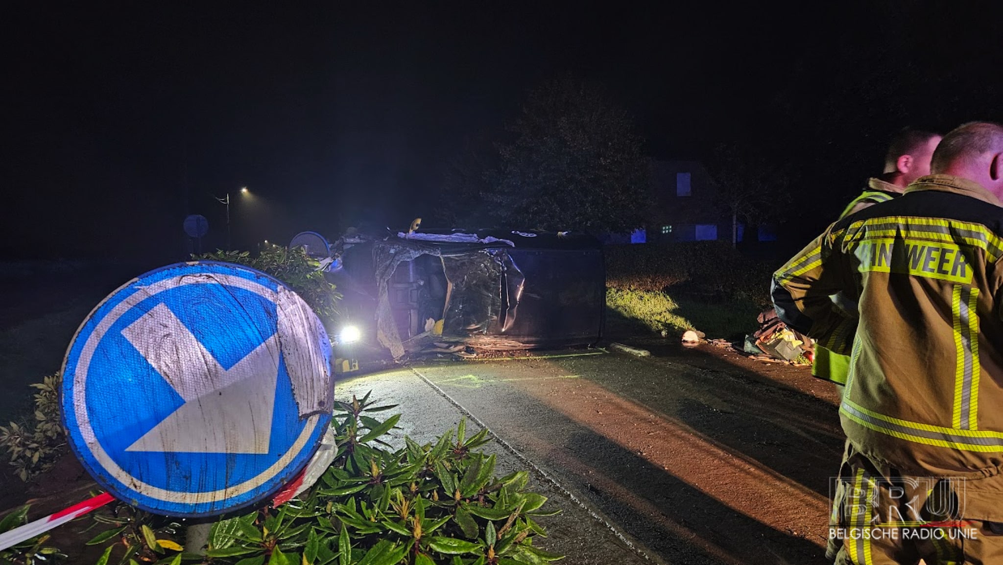 HOUTHULST - In de nacht van zaterdag op zondag raakte een 45-jarige man uit Diksmuide gewond nadat hij, met zijn bestelwagen twee wegversmallingen ramde.